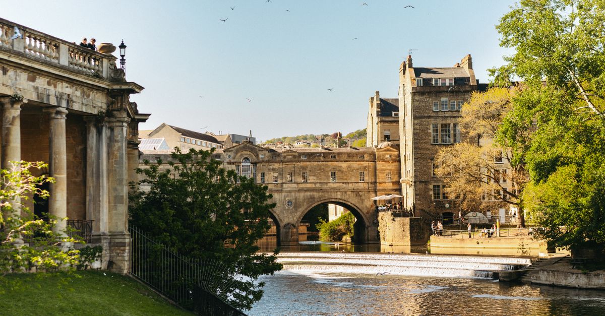 Pulteney Bridge and weir on the River Avon in Bath, Somerset.